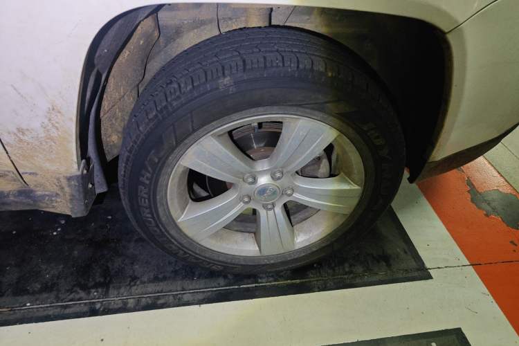 Used Jeep Compass 2014 2.0L two-wheel drive sport version Right Front Wheel Hub