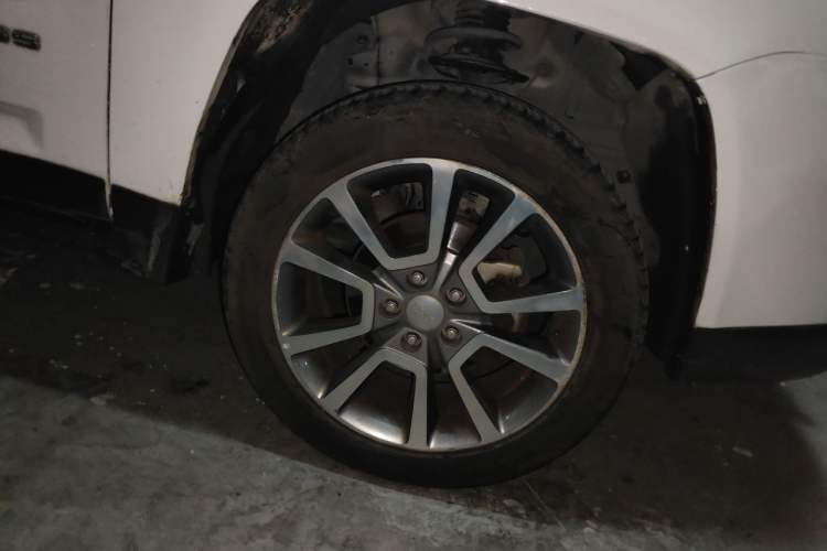 Used Jeep Compass 2014 2.4L four-wheel drive luxury version Right Front Wheel Hub