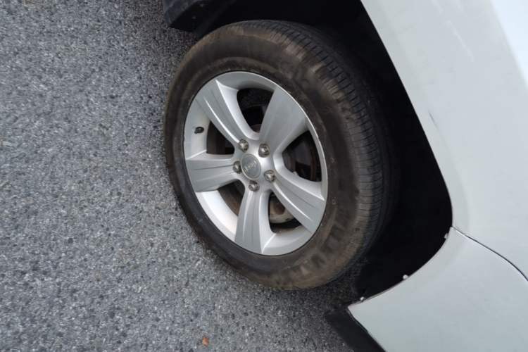 Used Jeep Compass 2014 2.0L two-wheel drive sport version Right Front Wheel Hub