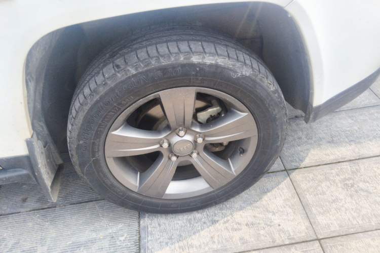 Used Jeep Compass 2014 Revised Version 2.4L Four-Wheel Drive Comfort Edition Right Front Wheel Hub
