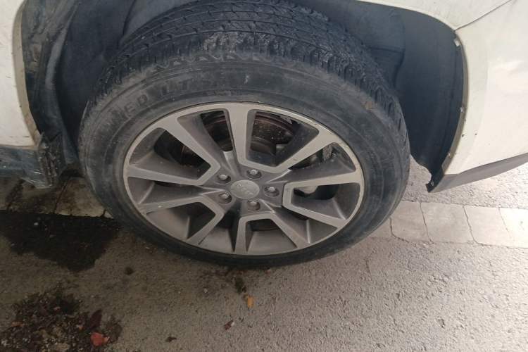Used Jeep Compass 2014 2.0L two-wheel drive luxury version Right Front Wheel Hub