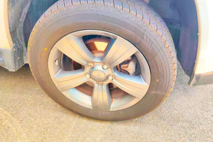 Used Jeep Compass 2014 2.4L four-wheel drive sport version Right Front Wheel Hub
