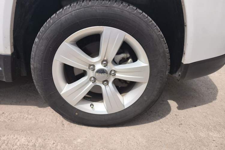 Used Jeep Compass 2014 2.0L two-wheel drive sport version Right Front Wheel Hub