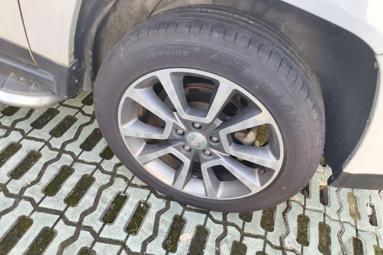 Used Jeep Compass 2014 2.0L two-wheel drive luxury version Right Front Wheel Hub