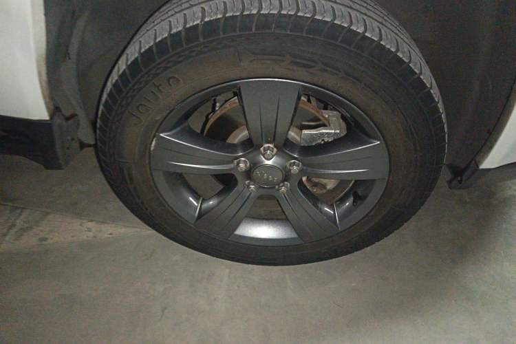 Used Jeep Compass 2014 2.4L four-wheel drive sport version Right Front Wheel Hub