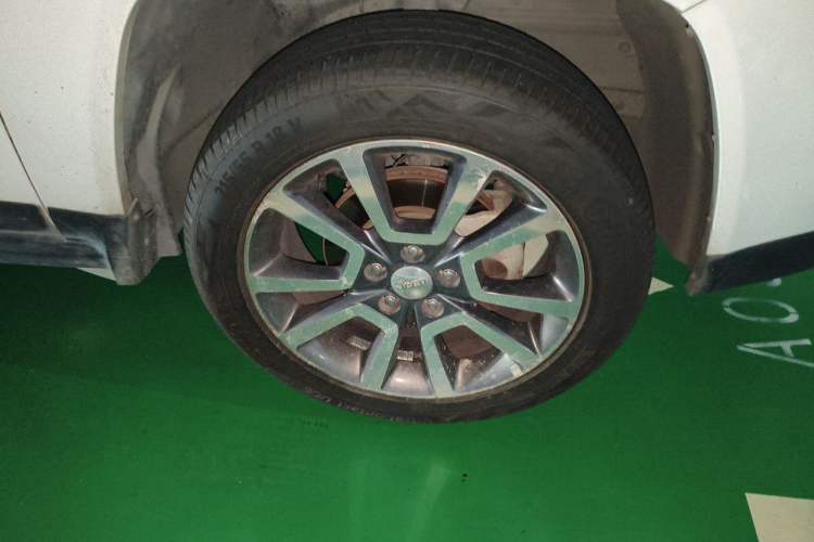 Used Jeep Compass 2014 2.0L two-wheel drive luxury version Right Front Wheel Hub