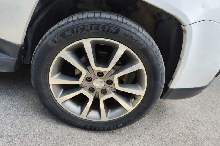 Used Jeep Compass 2014 2.0L two-wheel drive luxury version Right Front Wheel Hub