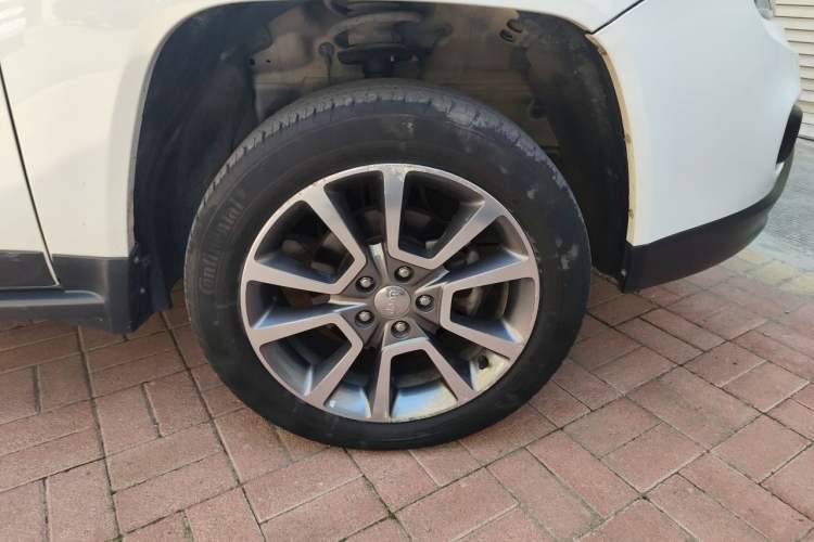 Used Jeep Compass 2014 2.4L four-wheel drive luxury version Right Front Wheel Hub
