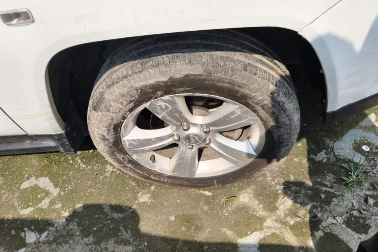Used Jeep Compass 2014 2.0L two-wheel drive sport version Right Front Wheel Hub
