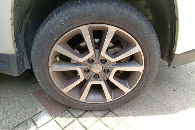 Used Jeep Compass 2014 2.0L two-wheel drive luxury version Right Front Wheel Hub
