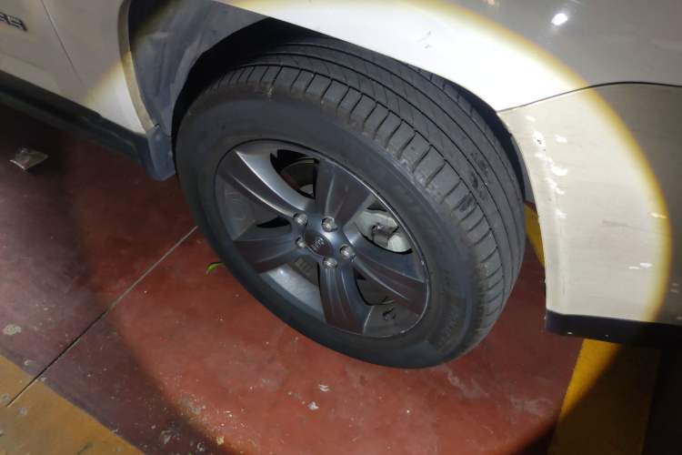 Used Jeep Compass 2014 Revised Version 2.4L Four-Wheel Drive Comfort Edition Right Front Wheel Hub