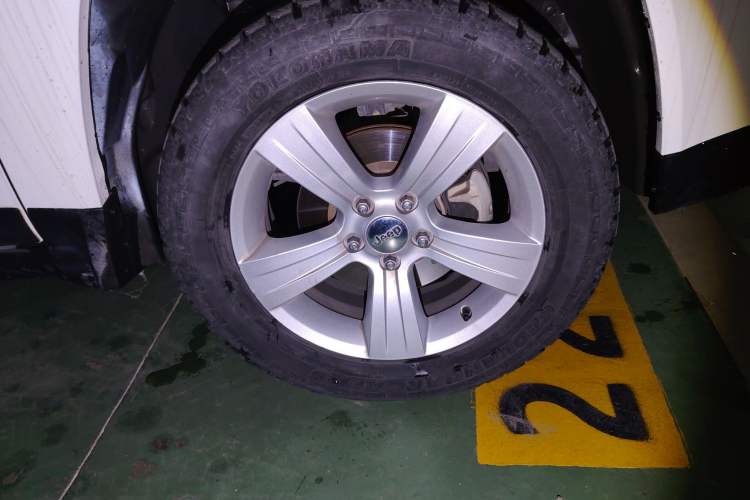 Used Jeep Compass 2014 2.4L four-wheel drive sport version Right Front Wheel Hub