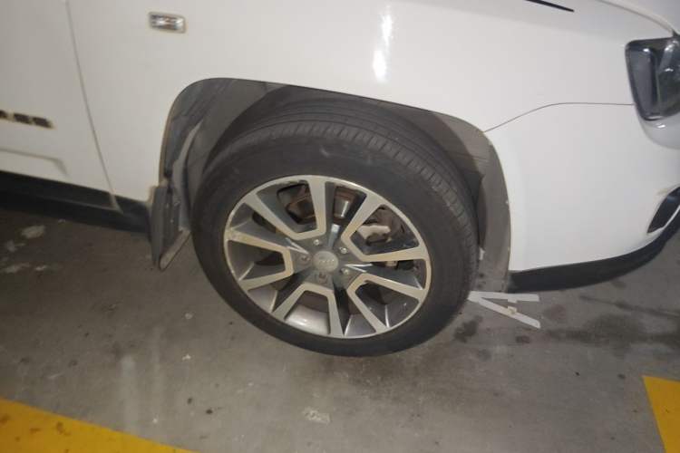 Used Jeep Compass 2014 2.0L two-wheel drive luxury version Right Front Wheel Hub