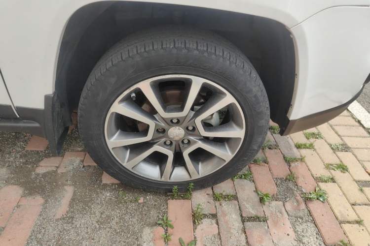 Used Jeep Compass 2014 2.4L four-wheel drive luxury navigation version Right Front Wheel Hub