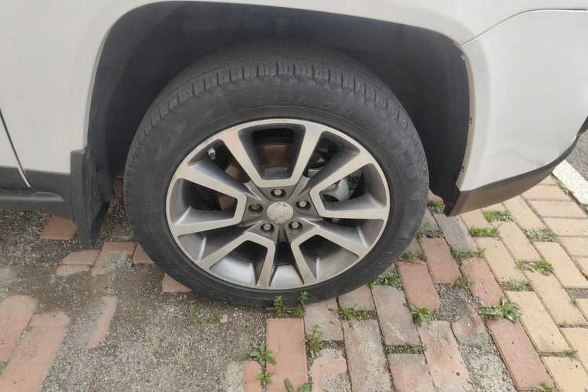 Used Jeep Compass 2014 2.4L four-wheel drive luxury navigation version Right Front Wheel Hub