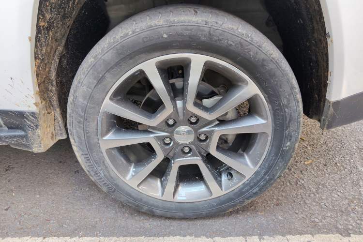 Used Jeep Compass 2014 2.4L four-wheel drive luxury version Right Front Wheel Hub