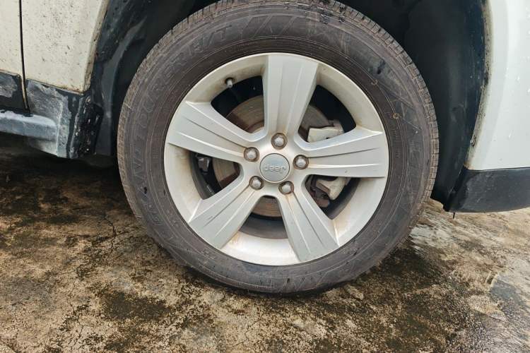 Used Jeep Compass 2014 2.0L two-wheel drive sport version Right Front Wheel Hub