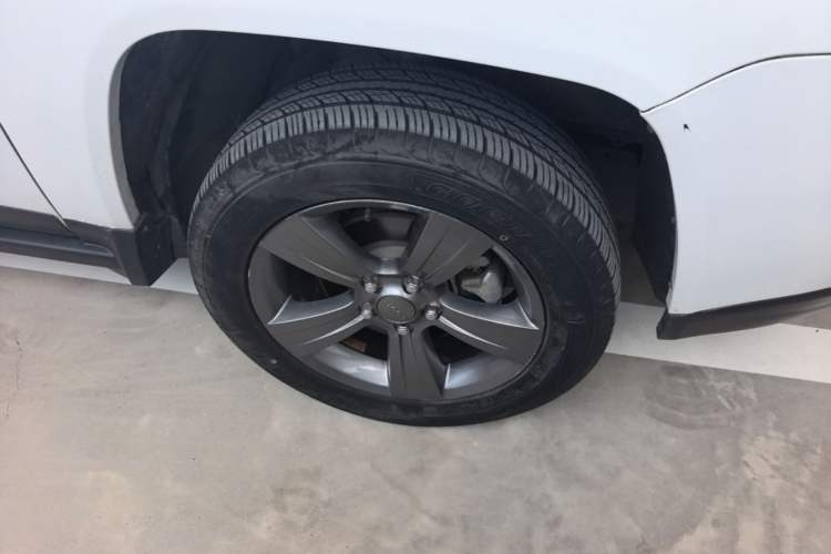 Used Jeep Compass 2014 Revised Version 2.4L Four-Wheel Drive Comfort Edition Right Front Wheel Hub