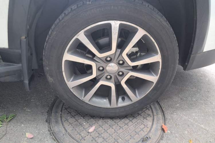 Used Jeep Compass 2014 2.0L two-wheel drive luxury version Right Front Wheel Hub