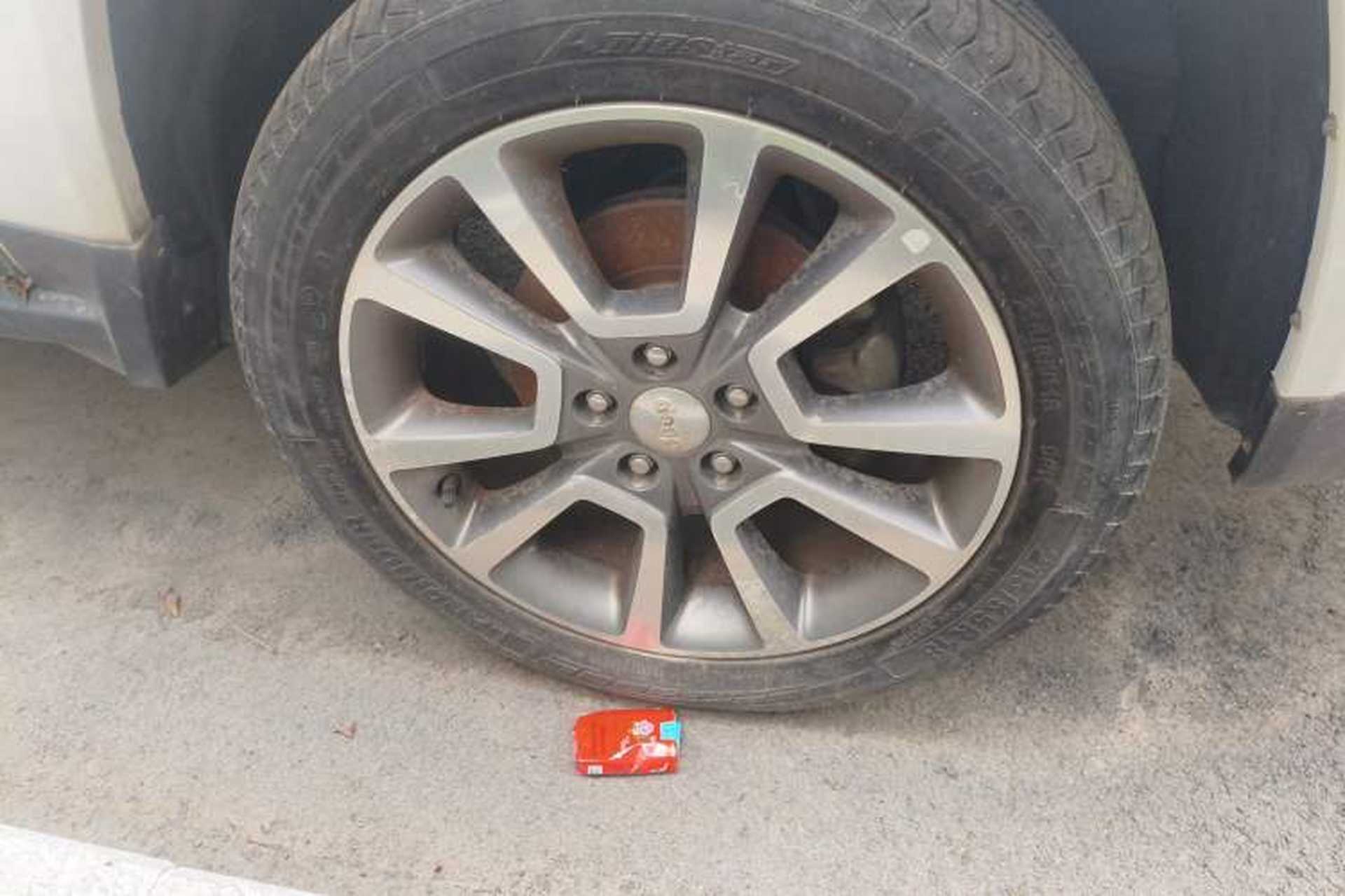 Used Jeep Compass 2014 2.4L four-wheel drive luxury version Right Front Wheel Hub
