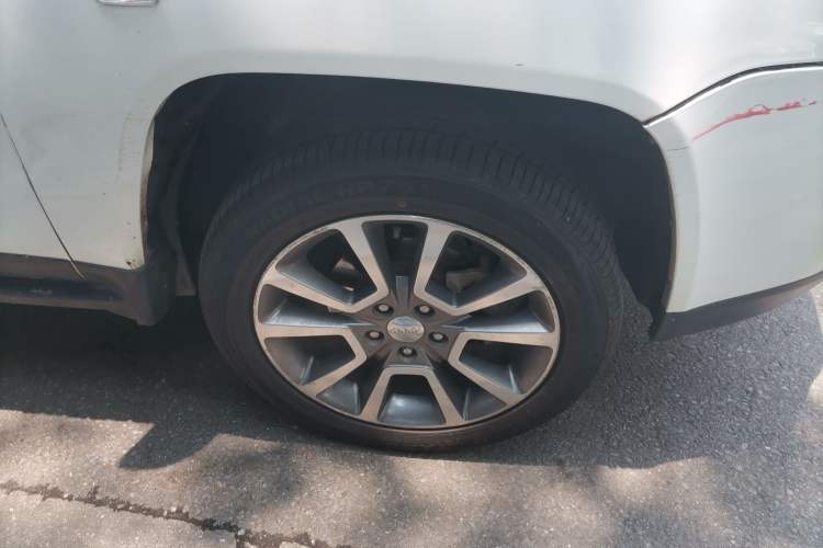 Used Jeep Compass 2014 2.4L four-wheel drive luxury version Right Front Wheel Hub