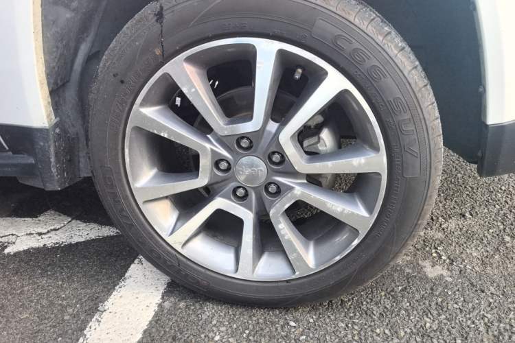 Used Jeep Compass 2014 2.4L four-wheel drive luxury version Right Front Wheel Hub
