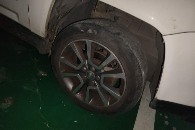 Used Jeep Compass 2014 2.4L four-wheel drive luxury version Right Front Wheel Hub