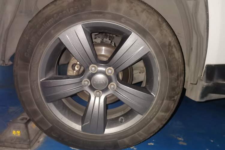 Used Jeep Compass 2014 Revised Version 2.4L Four-Wheel Drive Comfort Edition Right Front Wheel Hub