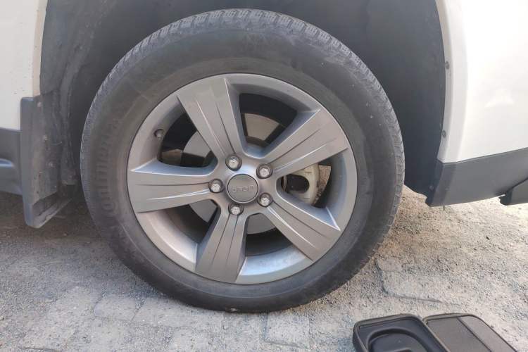 Used Jeep Compass 2014 2.4L four-wheel drive sport version Right Front Wheel Hub
