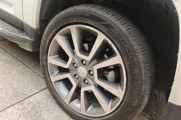 Used Jeep Compass 2014 2.4L four-wheel drive luxury version Right Front Wheel Hub