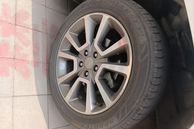 Used Jeep Compass 2014 Revised Version 2.4L Four-Wheel Drive Luxury Edition Right Front Wheel Hub