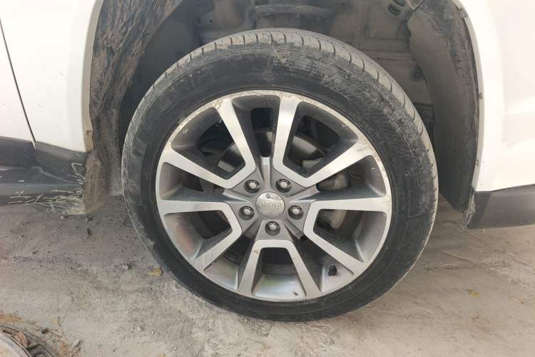 Used Jeep Compass 2014 2.0L two-wheel drive luxury version Right Front Wheel Hub