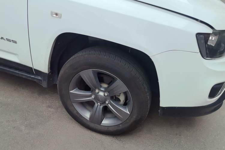 Used Jeep Compass 2014 2.4L four-wheel drive sport version Right Front Wheel Hub