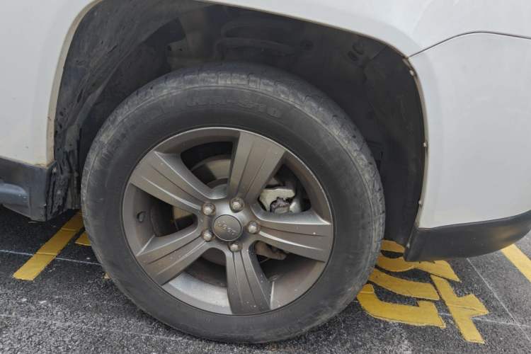 Used Jeep Compass 2014 Revised Version 2.4L Four-Wheel Drive Comfort Edition Right Front Wheel Hub