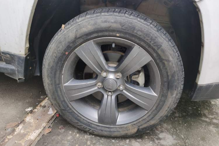Used Jeep Compass 2014 2.4L four-wheel drive sport version Right Front Wheel Hub
