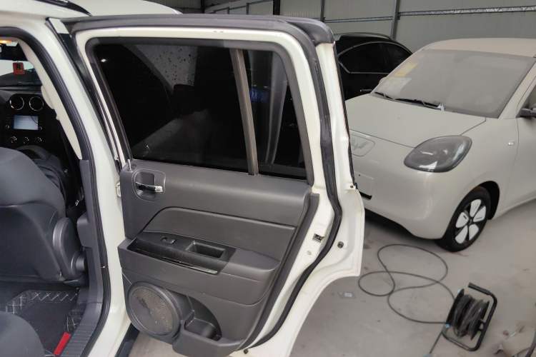 Used Jeep Compass 2014 Revised Version 2.0L Two-Wheel Drive Entry-Level Edition Right Rear Door Interior
