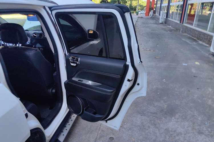 Used Jeep Compass 2014 Revised Version 2.0L Two-Wheel Drive Elite Edition Right Rear Door Interior