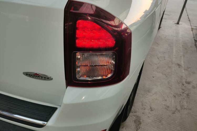 Used Jeep Compass 2014 Revised Version 2.4L Four-Wheel Drive Comfort Edition Right Rear Taillight