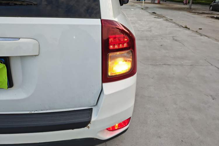 Used Jeep Compass 2014 Revised Version 2.0L Two-Wheel Drive Entry-Level Edition Right Rear Taillight