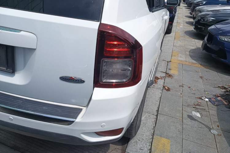 Used Jeep Compass 2014 Revised Version 2.4L Four-Wheel Drive Comfort Edition Right Rear Taillight