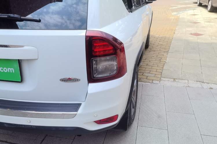 Used Jeep Compass 2014 Revised Version 2.4L Four-Wheel Drive Comfort Edition Right Rear Taillight