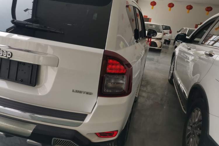 Used Jeep Compass 2014 2.4L four-wheel drive luxury navigation version Right Rear Taillight