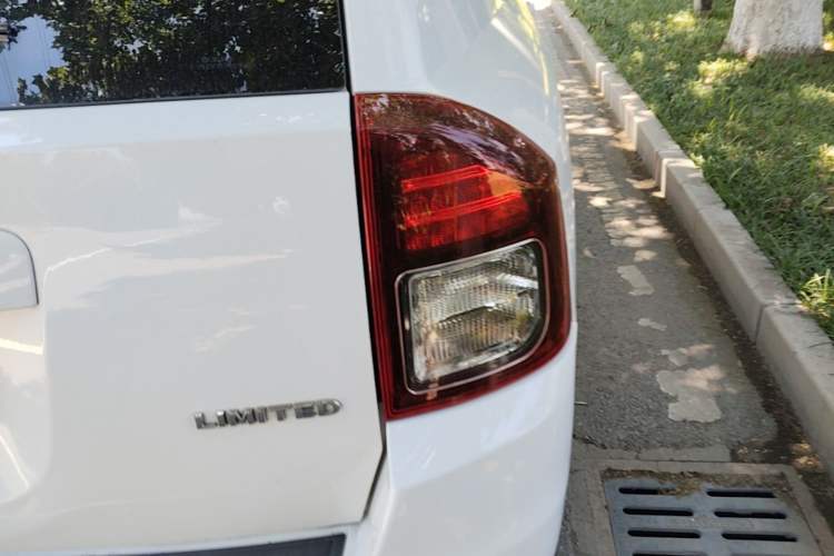 Used Jeep Compass 2014 Revised Version 2.4L Four-Wheel Drive Luxury Edition Right Rear Taillight