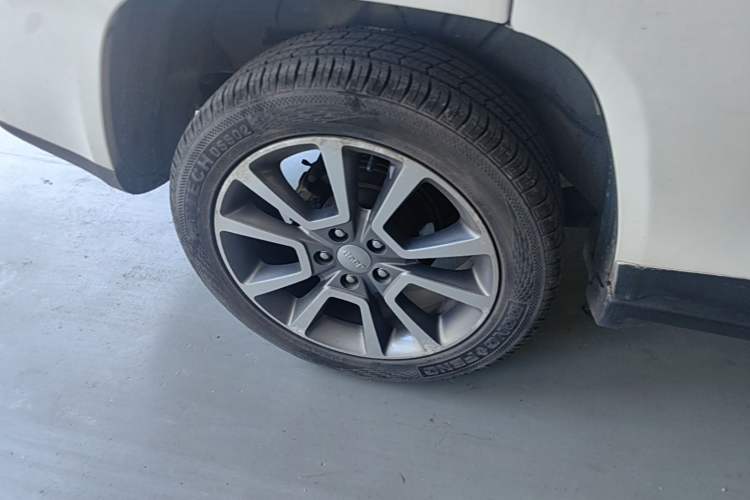 Used Jeep Compass 2014 2.0L two-wheel drive luxury version Right Rear Wheel Hub