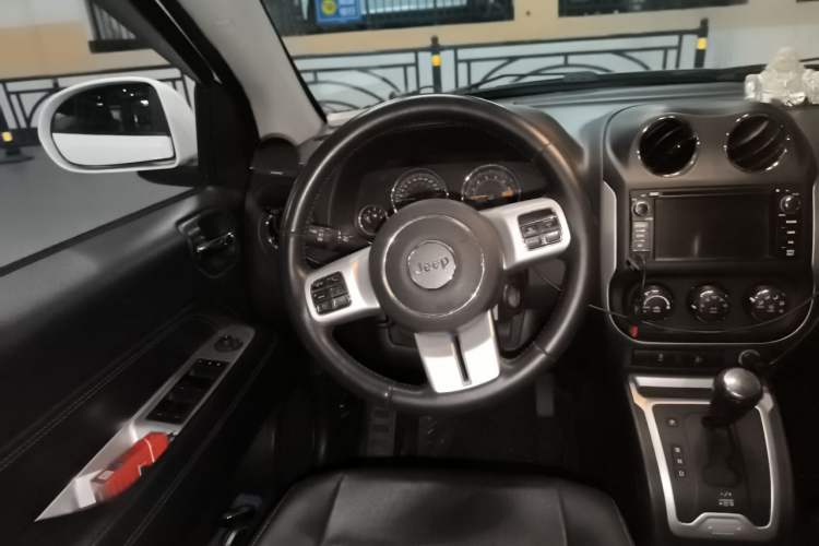 Used Jeep Compass 2014 Revised Version 2.4L Four-Wheel Drive Comfort Edition Steering Wheel