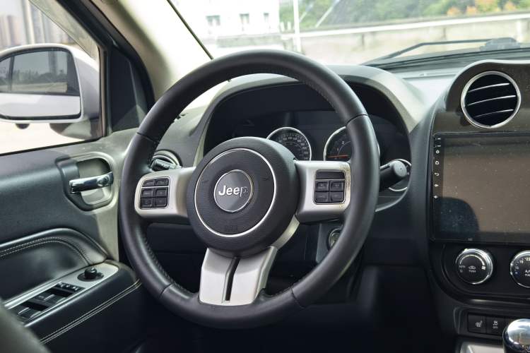 Used Jeep Compass 2014 2.4L four-wheel drive luxury version Steering Wheel