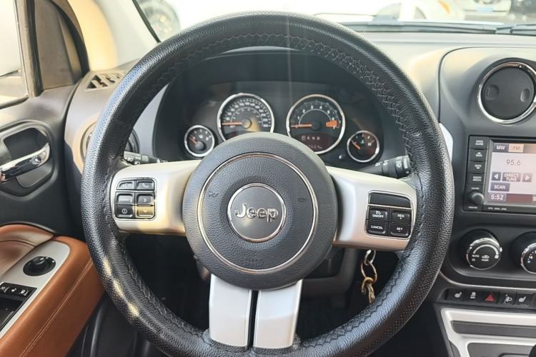 Used Jeep Compass 2014 2.4L four-wheel drive luxury navigation version Steering Wheel