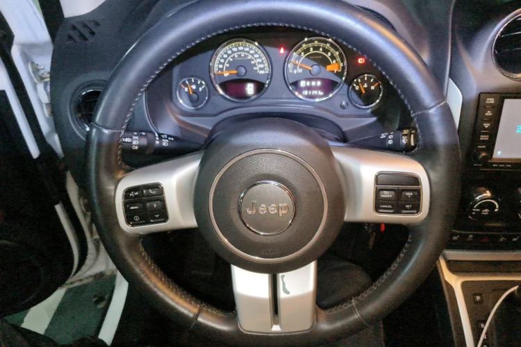 Used Jeep Compass 2014 Revised Version 2.4L Four-Wheel Drive Luxury Navigation Edition Steering Wheel