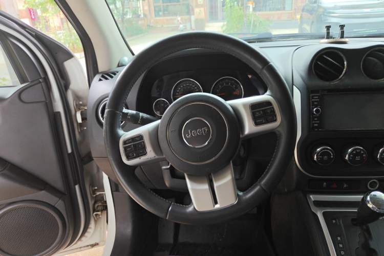 Used Jeep Compass 2014 Revised Version 2.4L Four-Wheel Drive Comfort Edition Steering Wheel