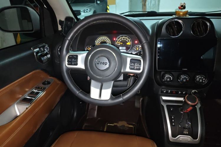 Used Jeep Compass 2014 Revised Version 2.4L Four-Wheel Drive Luxury Edition Steering Wheel